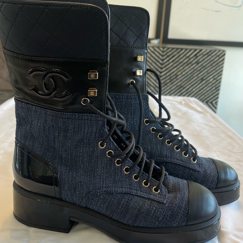 Gorgeous Chanel boots!!😍😍😍